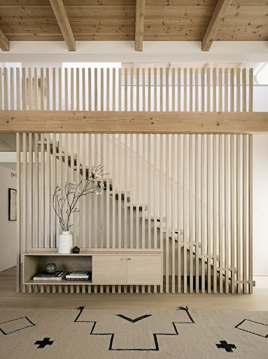 Escalier claustra en bois pâle moderne