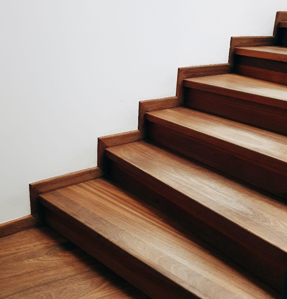 Escaliers bruns en bois